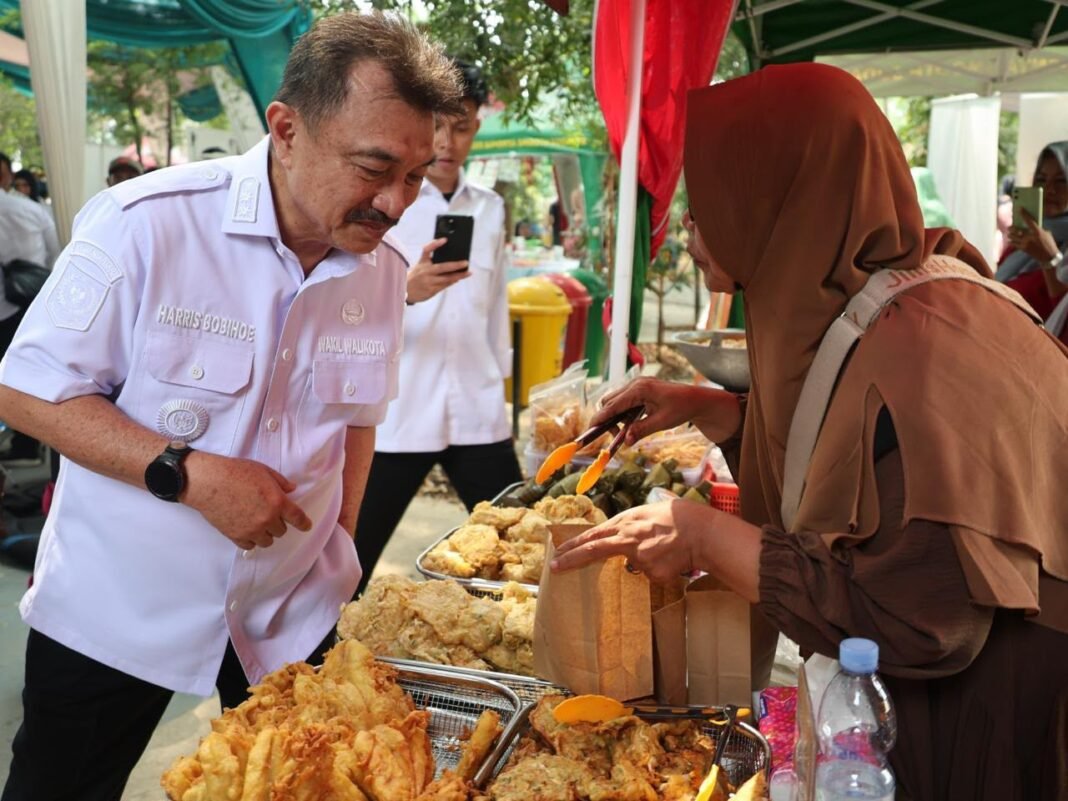 Wawali Harris Bobihoe Borong Produk UMKM Hasil Tangan Terampil Emak- Emak