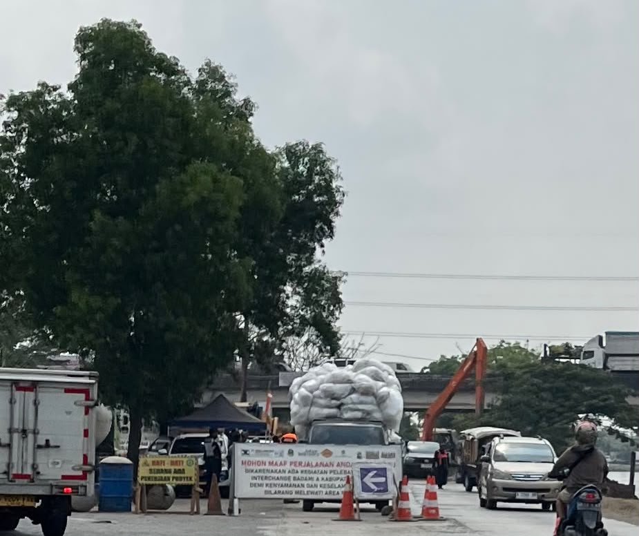 Dishub Hentikan Kendaraan Overload di Jalan Badami-Loji, Bolehkah Menilang Sendiri?