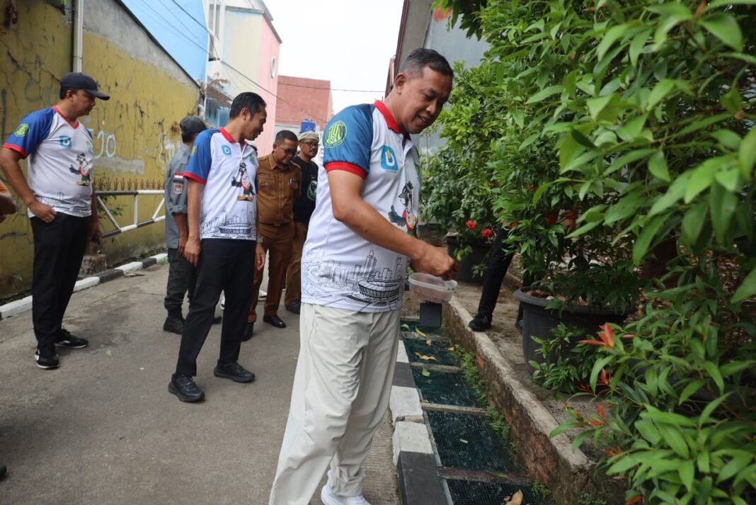 Dapati Laporan Warga, Tri Adhianto Cek Penyempitan Saluran Air di Perumahan Mandosi Permai Jatiluhur.