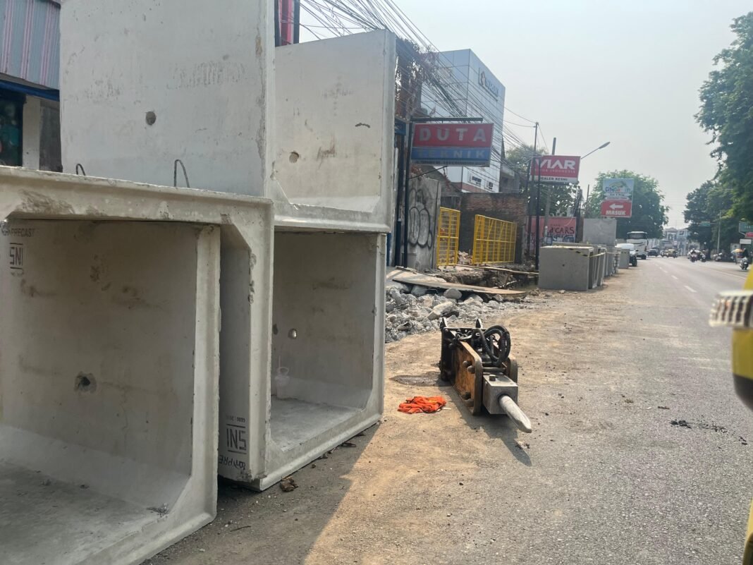 Soal K3 Proyek Drainase Rp9,7 Miliar Bikin Warga Celaka, Kadis PUPR Karawang Alasan Diprotes Pedagang Sudah Pasang Police Line