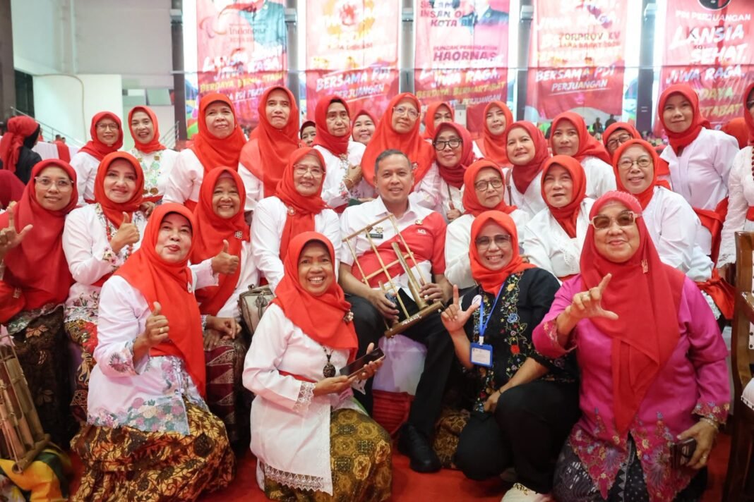 Hari Lansia Sedunia di Bekasi, 1.500 Lansia Ikut Fashion Show hingga Tampil Bermain Angklung