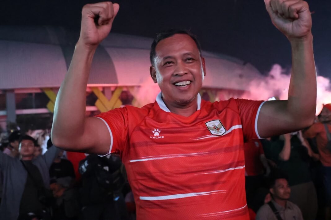 Serunya Wali Kota Bekasi dan Warga Nobar Timnas di Plaza Patriot Chandrabhaga