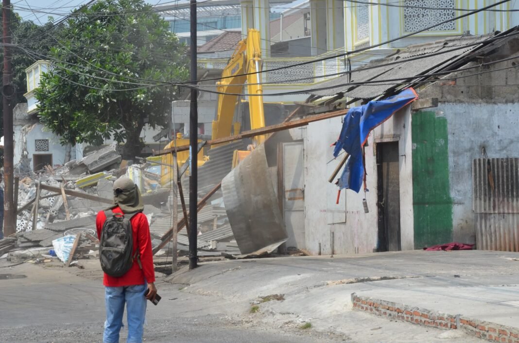 PEMKOT BEKASI BONGKAR BANGLI TANAH APIT DI ATAS LAHAN PJT II