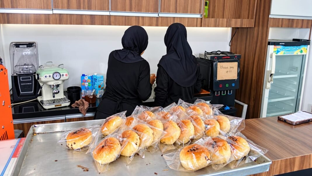 Cari Camilan Murah di SMKN 2 Karawang? Sendja Bakeshop Punya Paket Roti dan Kopi Rp12 Ribu