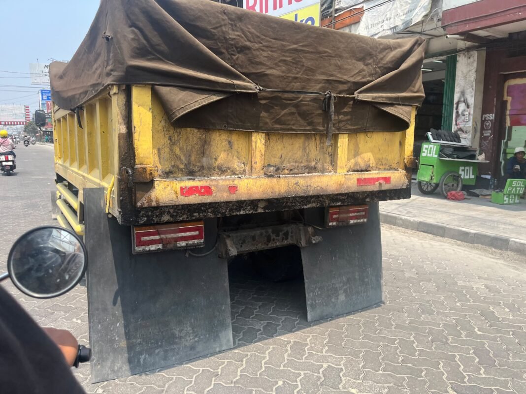 Paving Block Baru Selesai Langsung Dilindas Truk, Warga : “Ini Sungguh Lucu!”