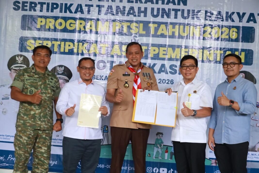 Serahkan 600 PTSL Warga Kota Bekasi, Tri Adhianto Pastian Surat Kepemilikan Tanah Warga.